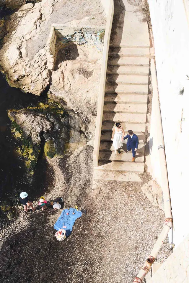 Séance photo couple à Endoume - Escaliers vers la mer Marseille
