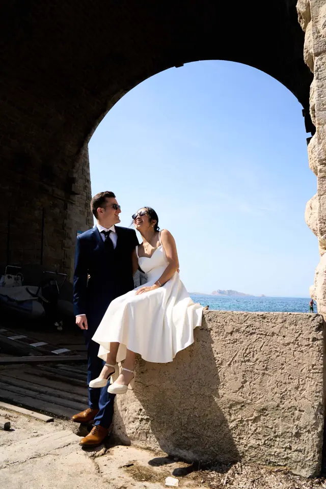 Photographe portrait Malmousque - Couple sous les arches vue mer