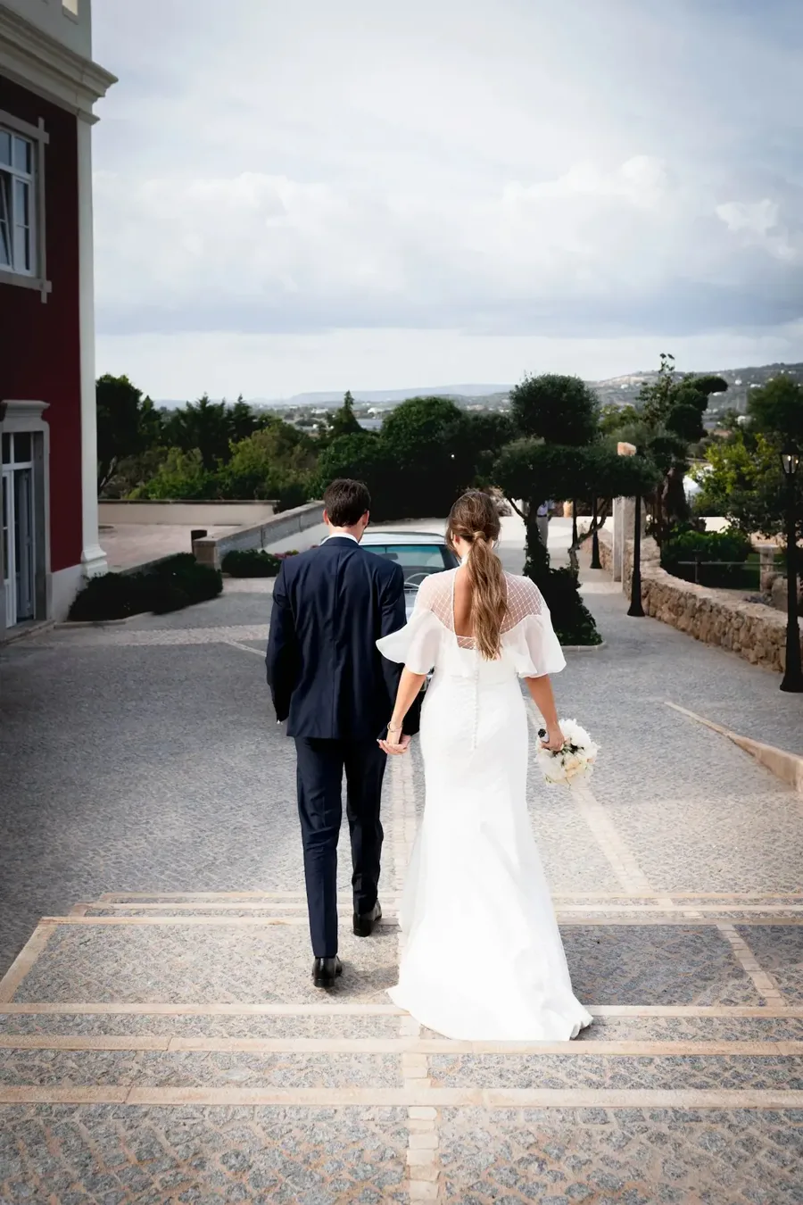 Photographe mariage Provence - couple de mariés marchant main dans la main à Marseille